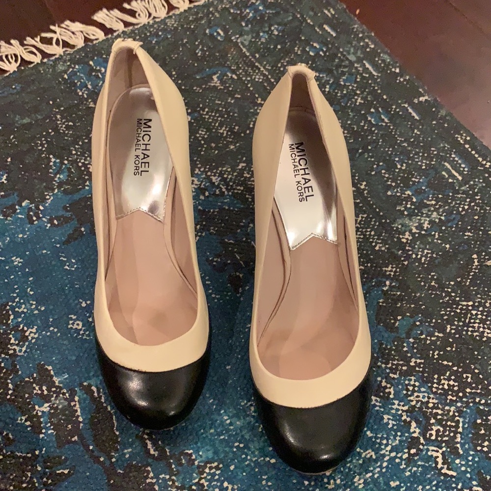 Michael Kors cream black toe/round toe pumps/heels